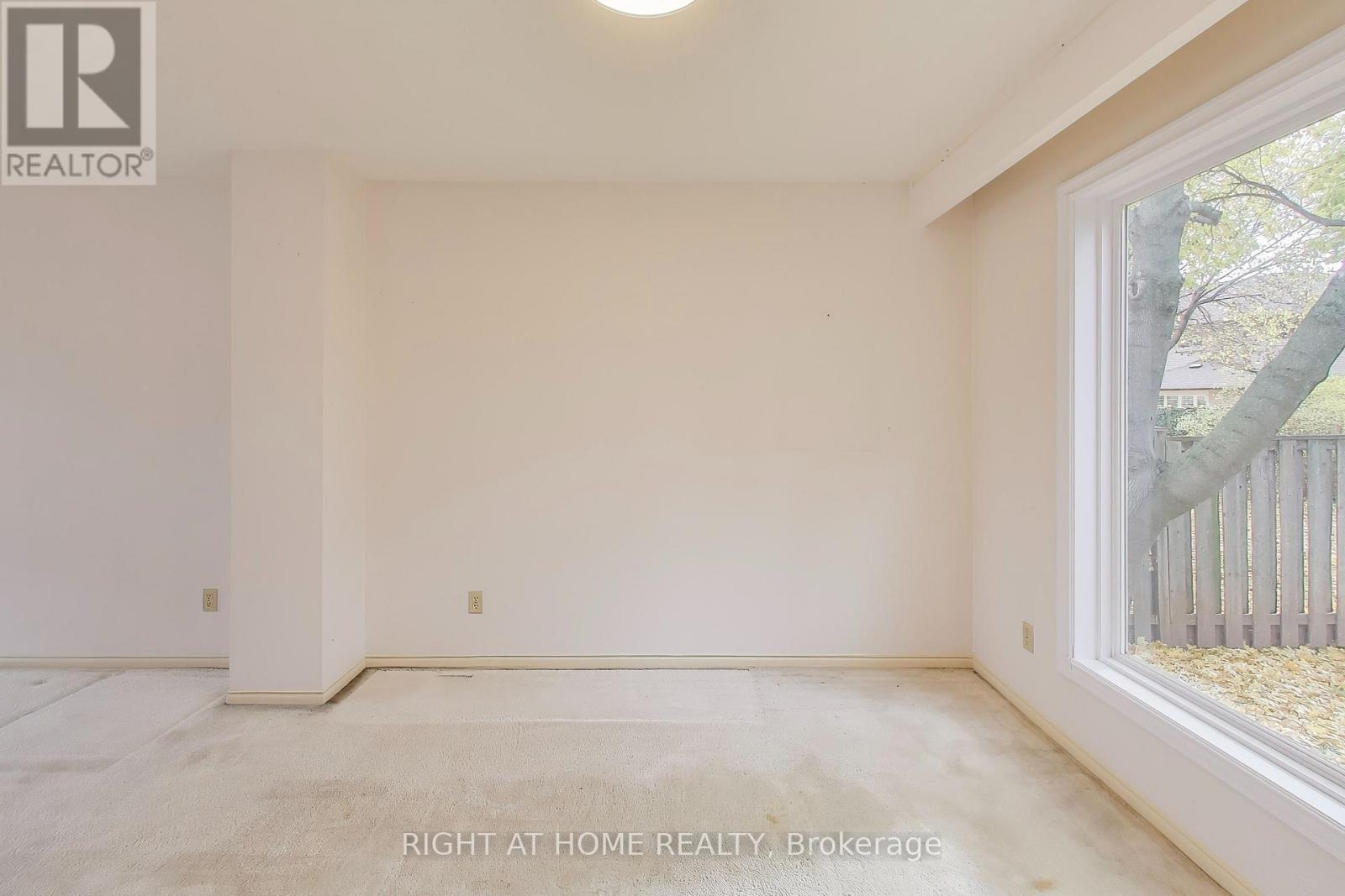 2436 Folkway Drive, Mississauga, Ontario  L5L 3N3 - Photo 7 - W12556826