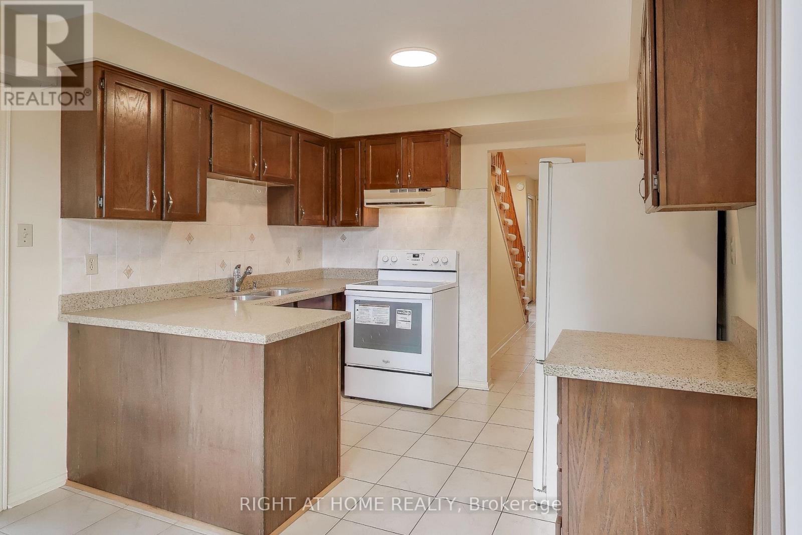 2436 Folkway Drive, Mississauga, Ontario  L5L 3N3 - Photo 8 - W12556826