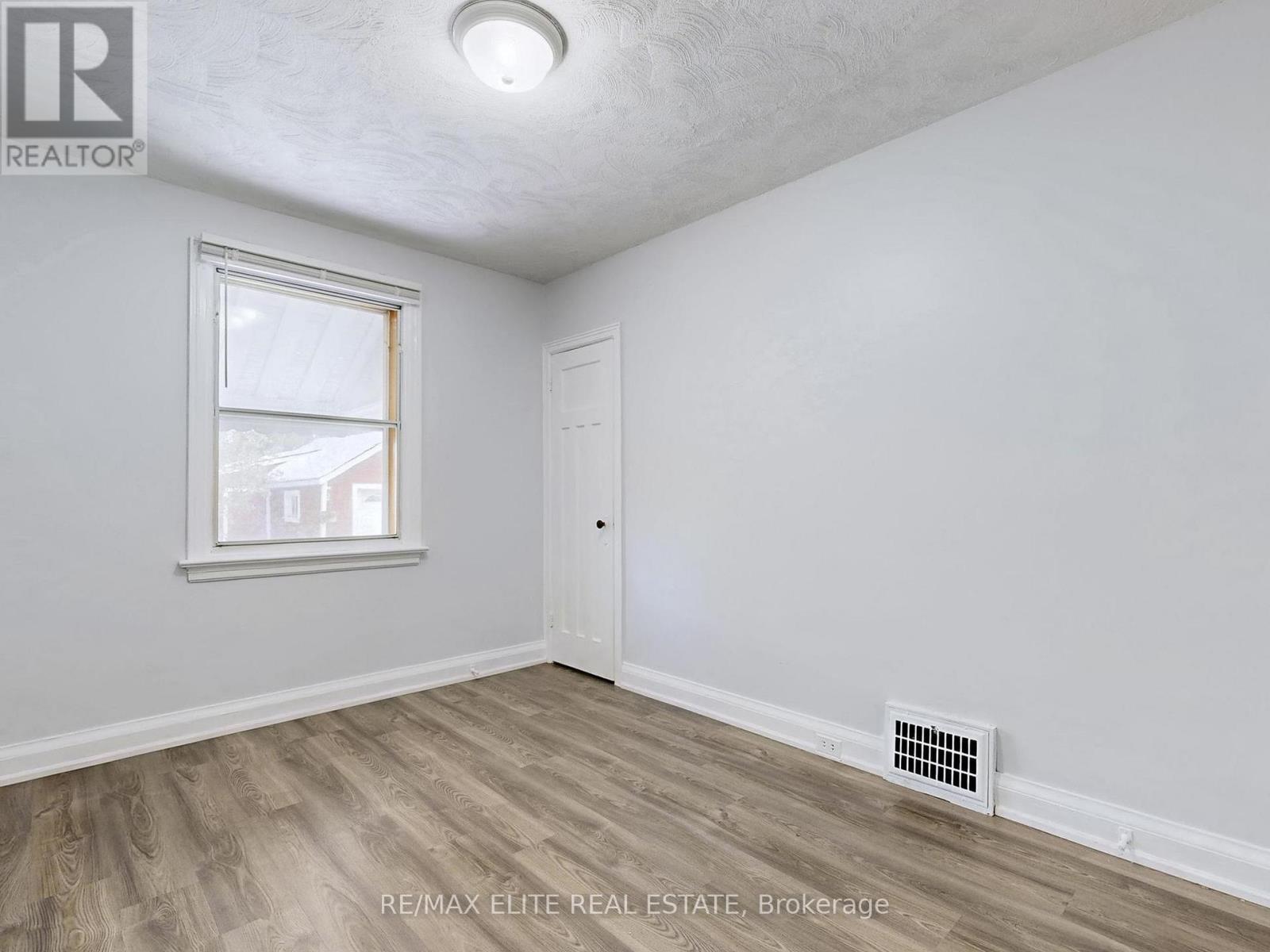 63 St Hubert Avenue, Toronto, Ontario  M4J 3Z2 - Photo 18 - E12556894