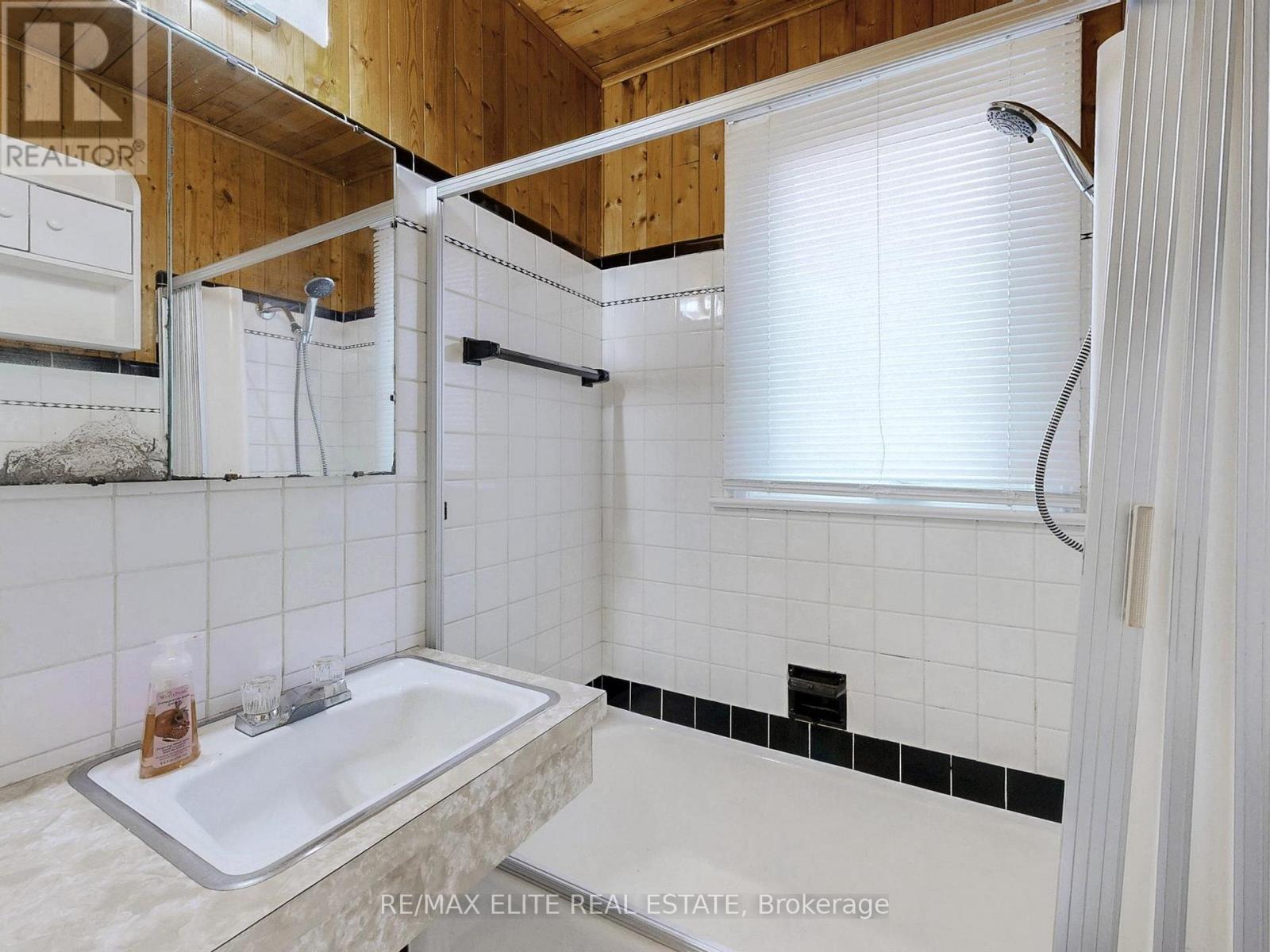 63 St Hubert Avenue, Toronto, Ontario  M4J 3Z2 - Photo 20 - E12556894