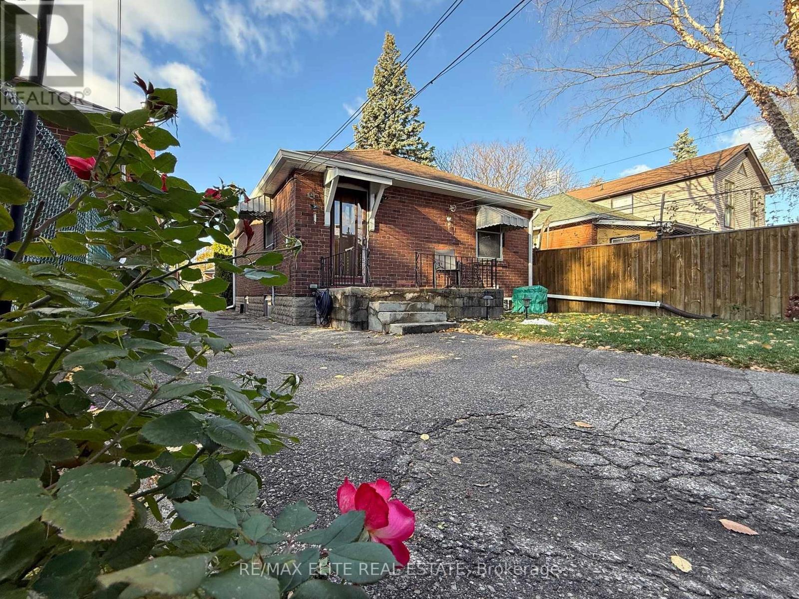 63 St Hubert Avenue, Toronto, Ontario  M4J 3Z2 - Photo 31 - E12556894