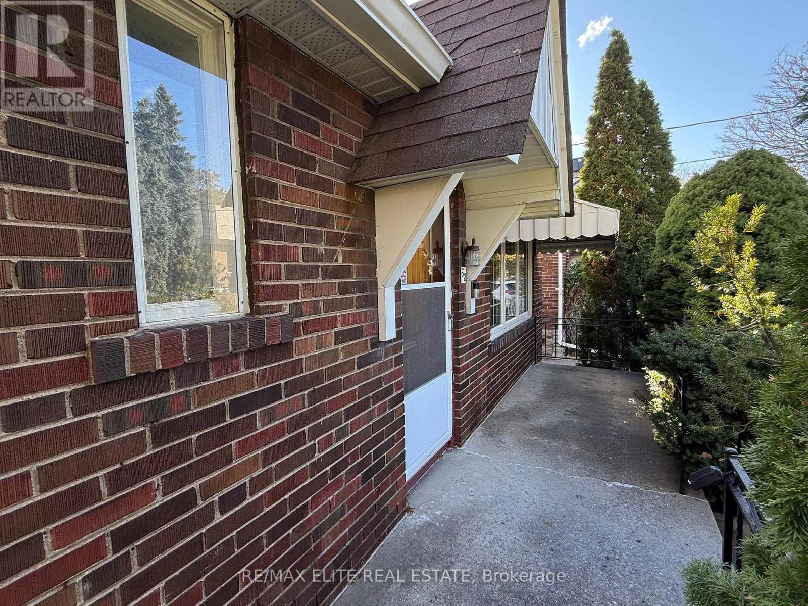 63 St Hubert Avenue, Toronto, Ontario  M4J 3Z2 - Photo 4 - E12556894