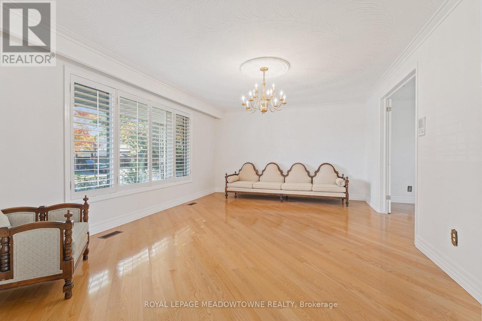 305 Ulric Crescent, Oakville, Ontario  L6K 3R3 - Photo 5 - W12556868