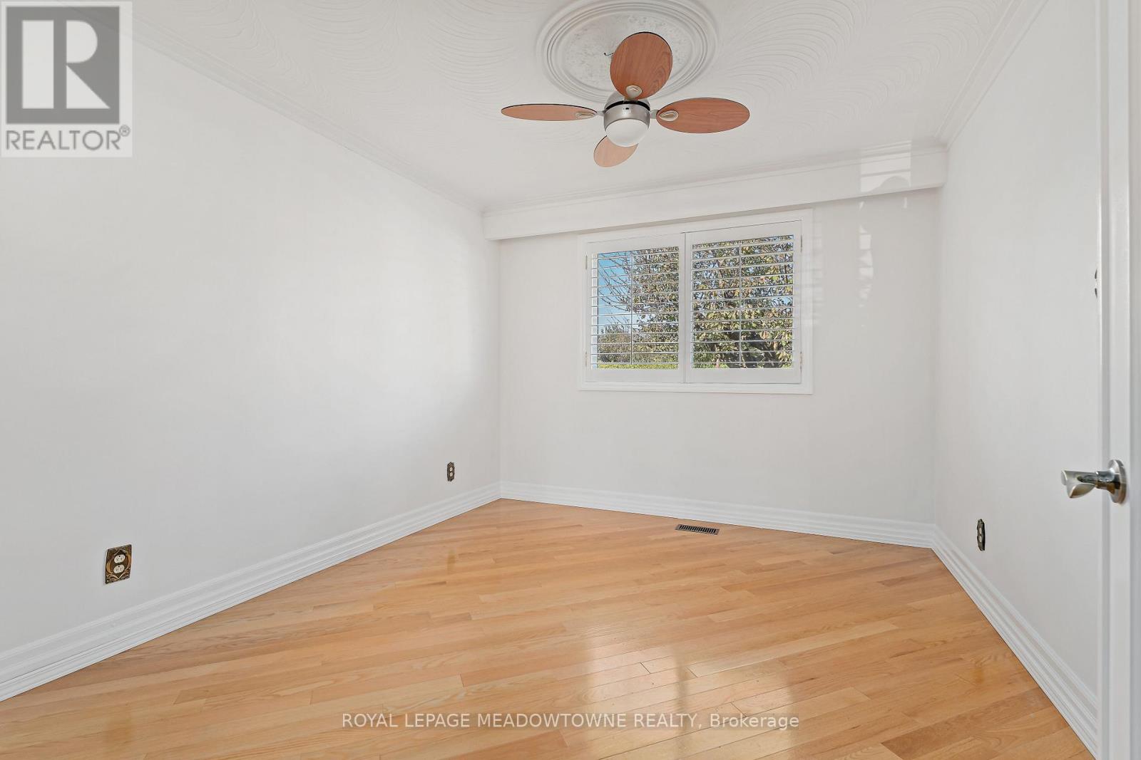 305 Ulric Crescent, Oakville, Ontario  L6K 3R3 - Photo 6 - W12556868