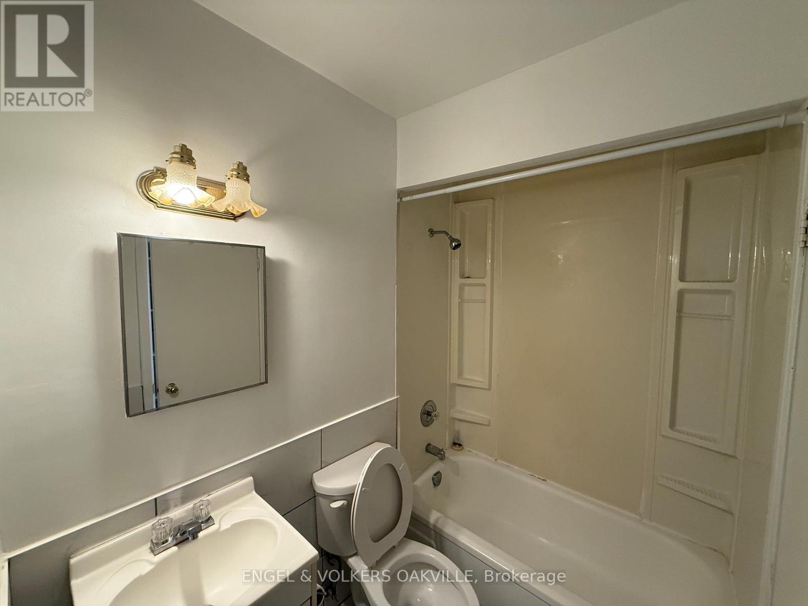 150 Kerr Street, Oakville, Ontario  L6K 3A7 - Photo 10 - W12556924