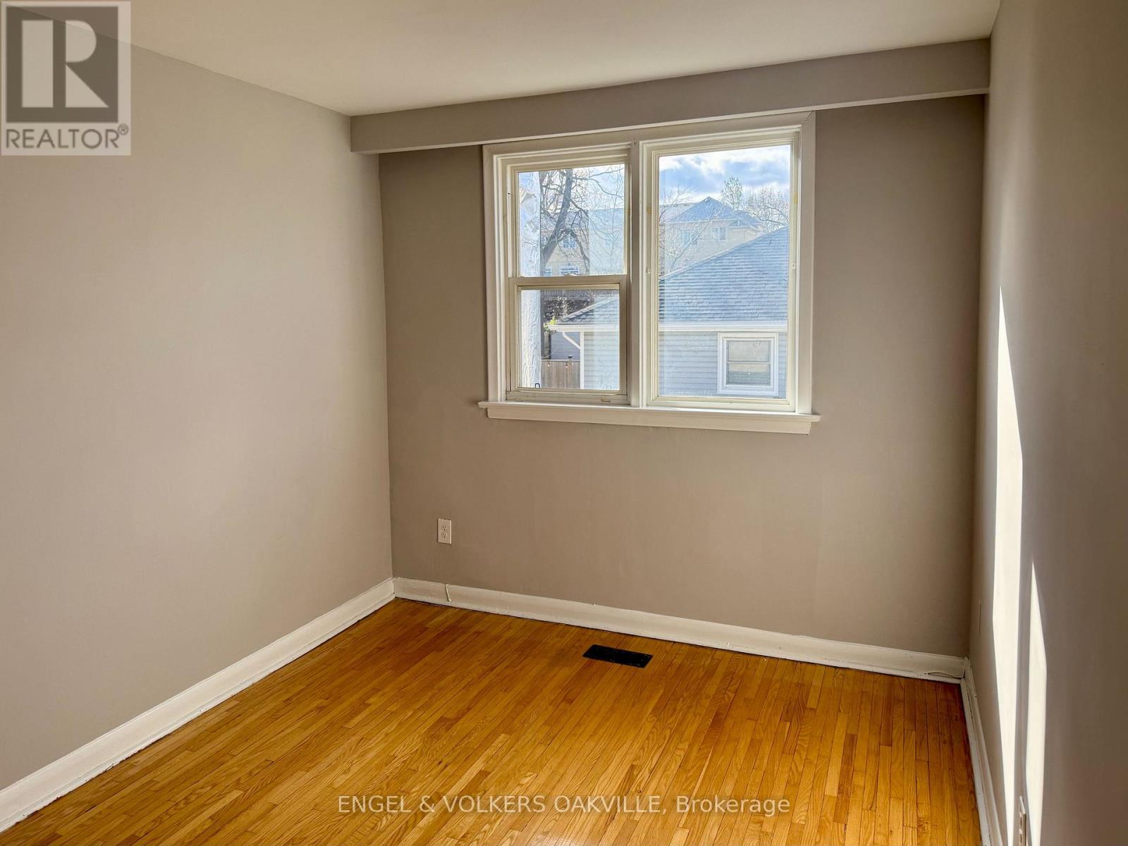 150 Kerr Street, Oakville, Ontario  L6K 3A7 - Photo 11 - W12556924