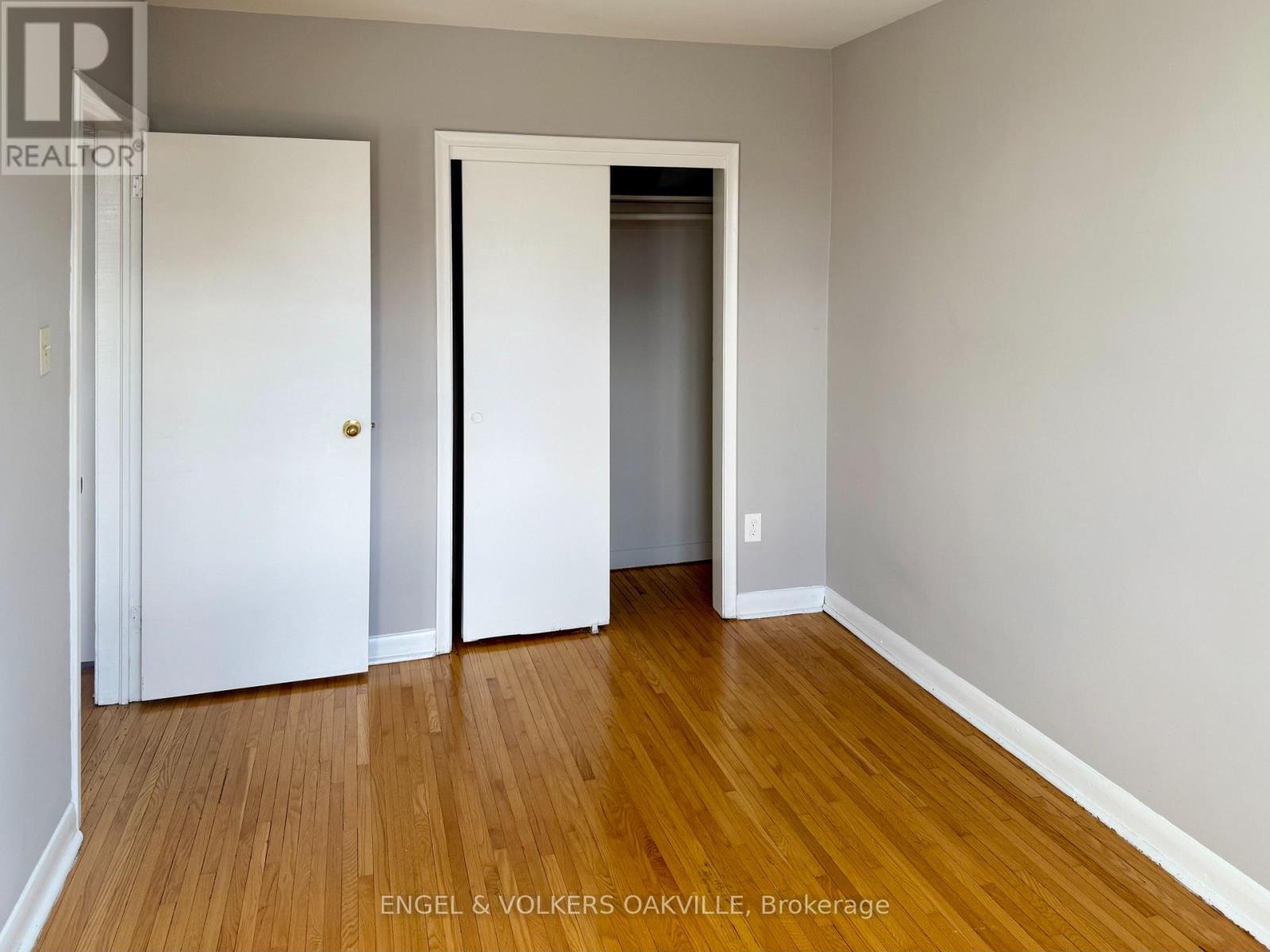 150 Kerr Street, Oakville, Ontario  L6K 3A7 - Photo 12 - W12556924