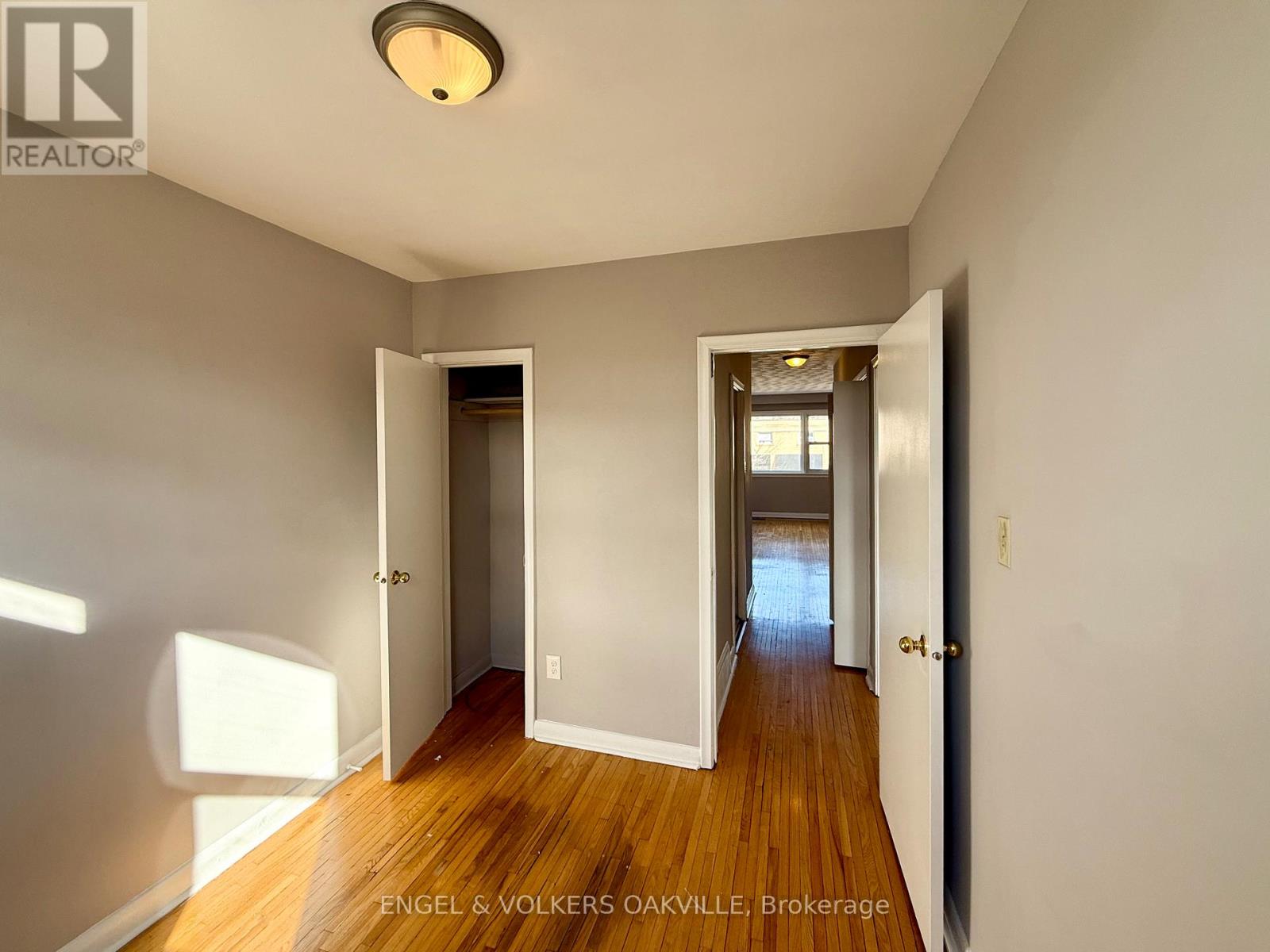 150 Kerr Street, Oakville, Ontario  L6K 3A7 - Photo 13 - W12556924