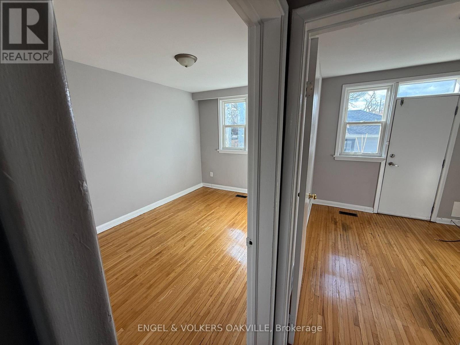 150 Kerr Street, Oakville, Ontario  L6K 3A7 - Photo 14 - W12556924