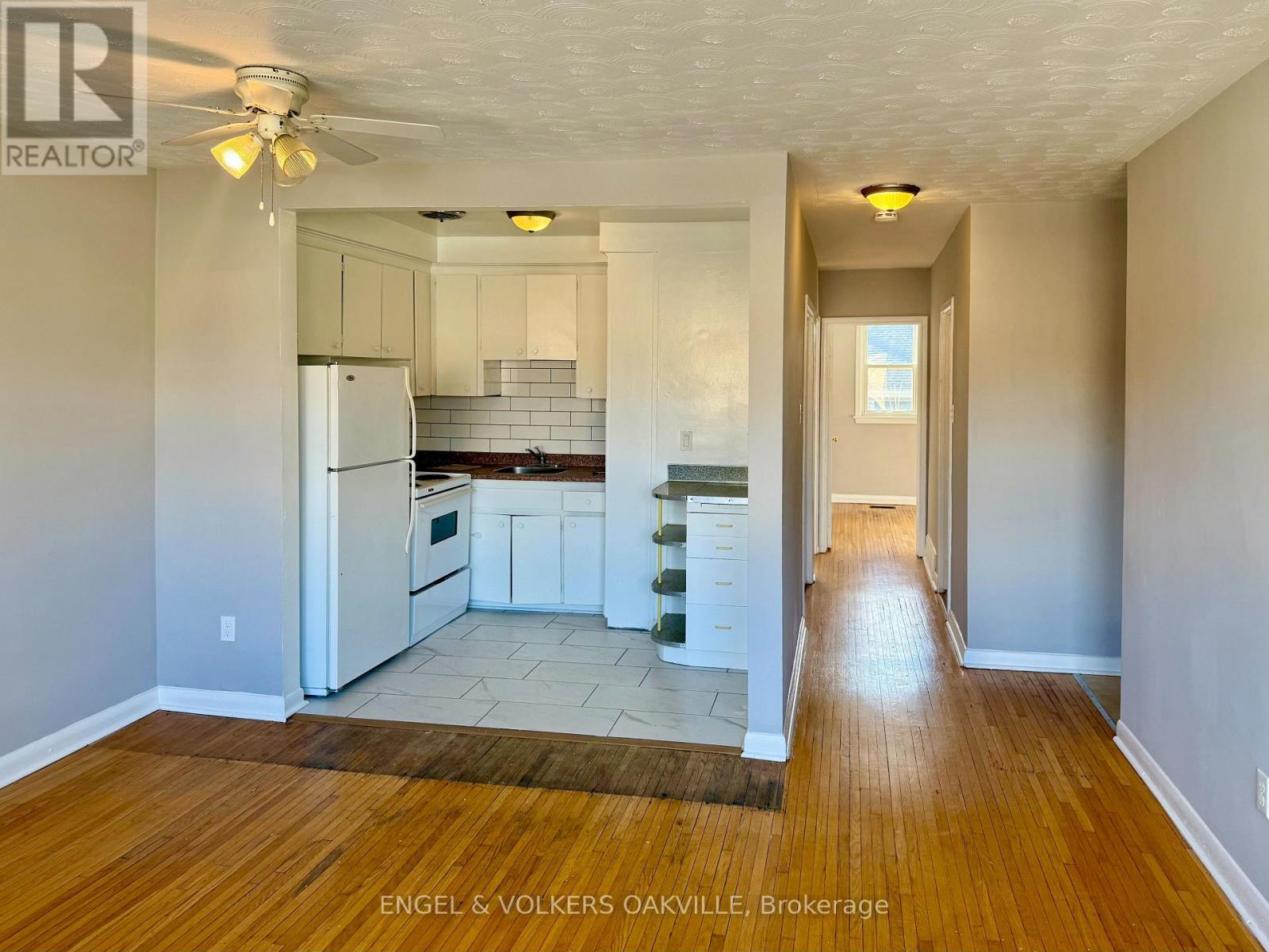 150 Kerr Street, Oakville, Ontario  L6K 3A7 - Photo 3 - W12556924