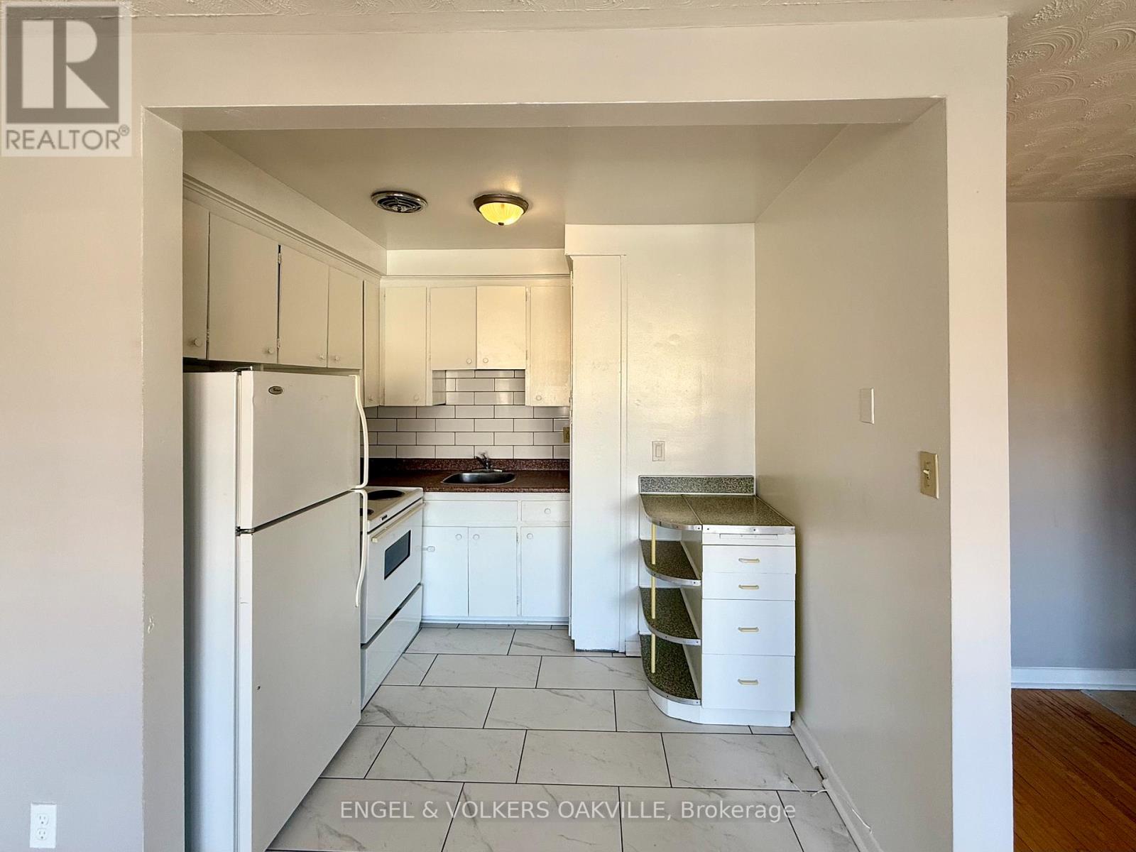 150 Kerr Street, Oakville, Ontario  L6K 3A7 - Photo 4 - W12556924