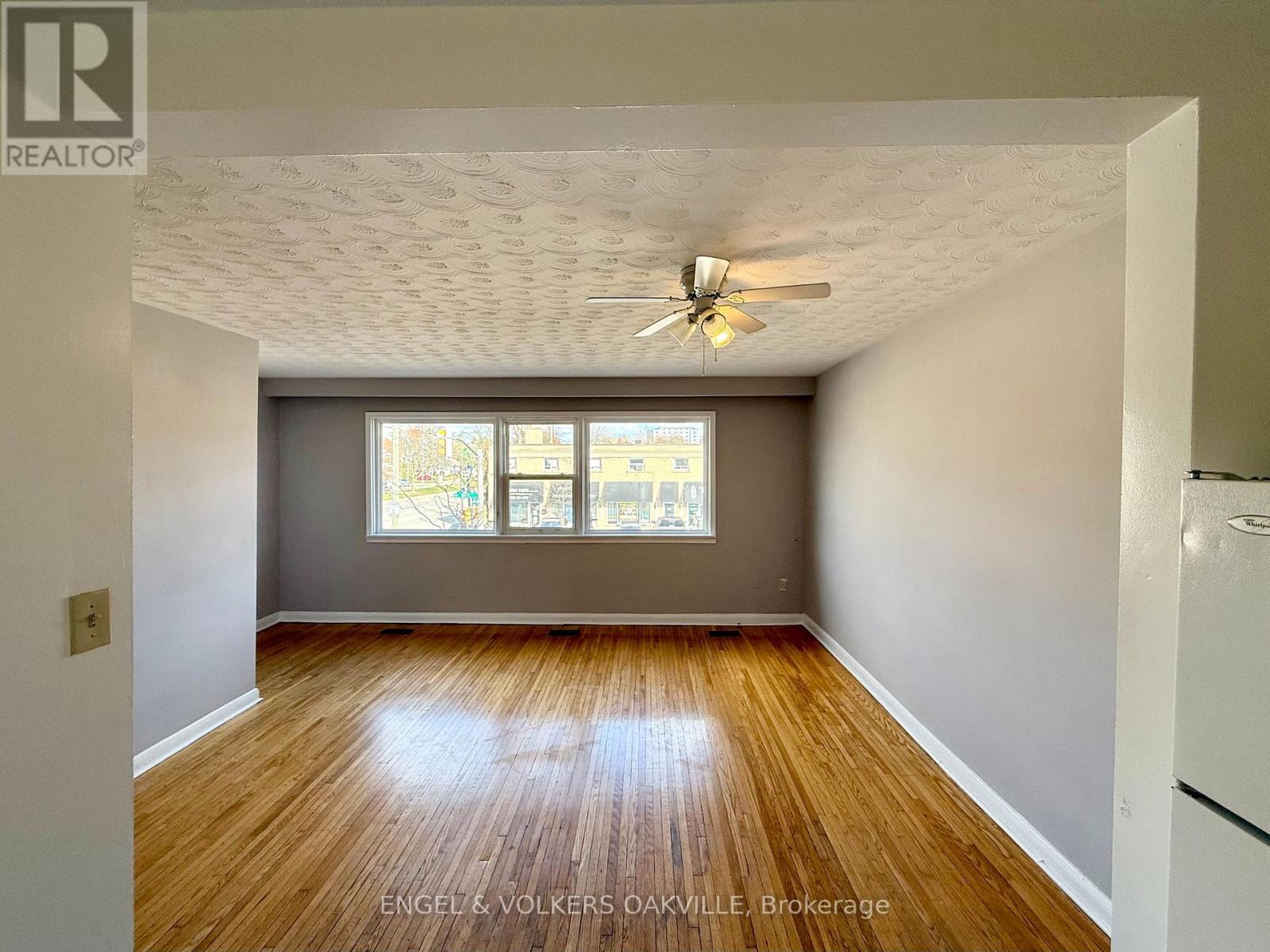 150 Kerr Street, Oakville, Ontario  L6K 3A7 - Photo 5 - W12556924