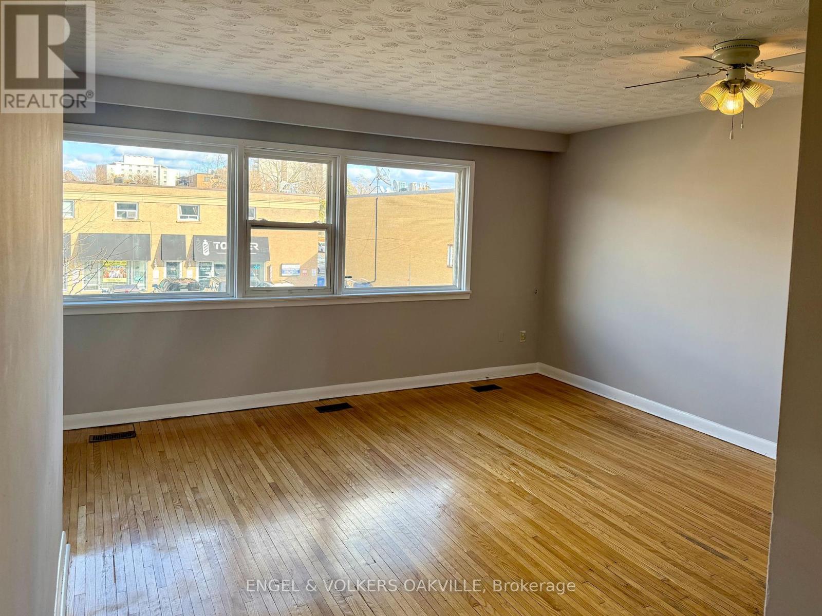 150 Kerr Street, Oakville, Ontario  L6K 3A7 - Photo 6 - W12556924