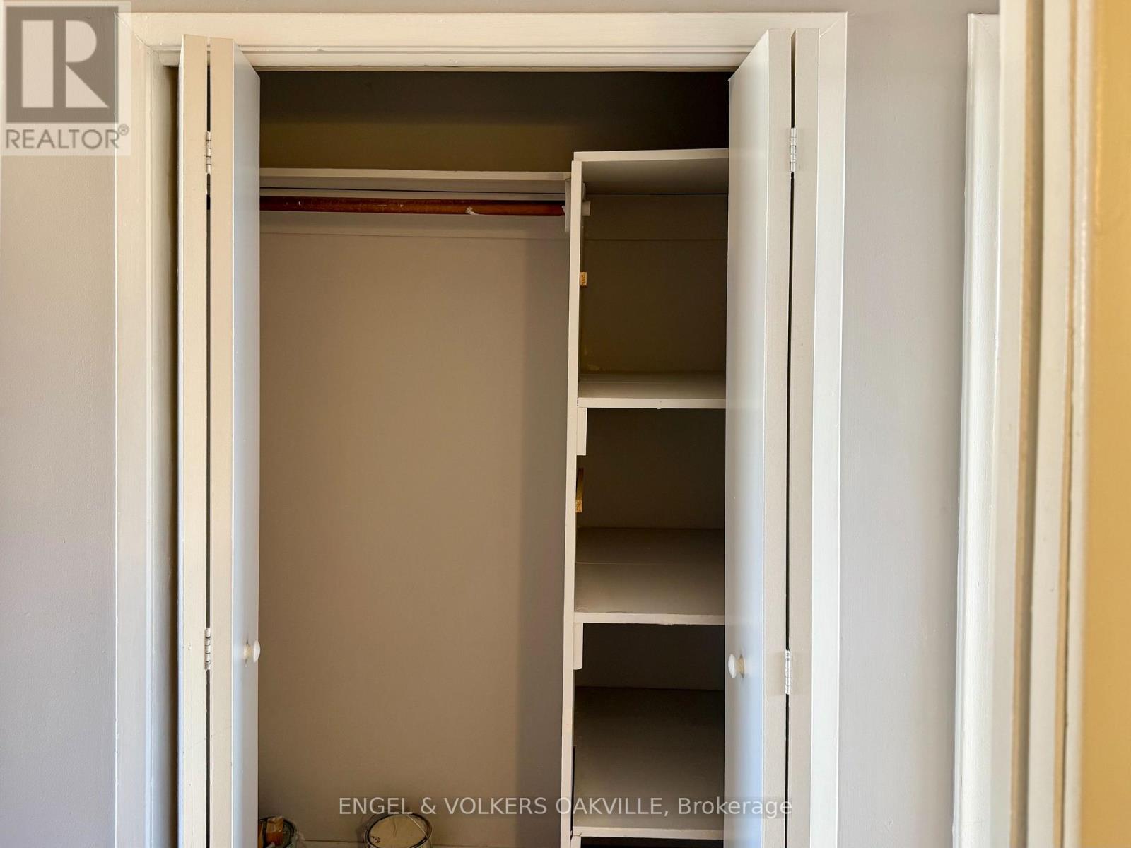 150 Kerr Street, Oakville, Ontario  L6K 3A7 - Photo 8 - W12556924