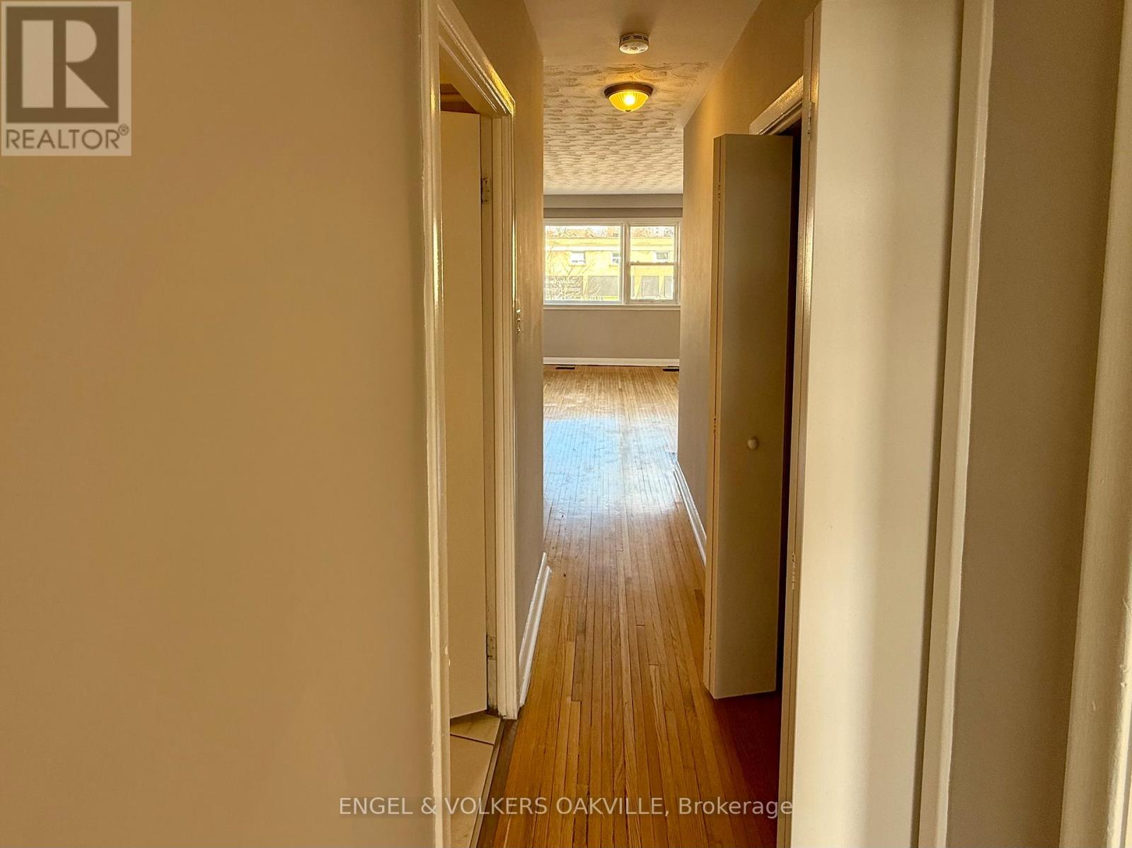 150 Kerr Street, Oakville, Ontario  L6K 3A7 - Photo 9 - W12556924