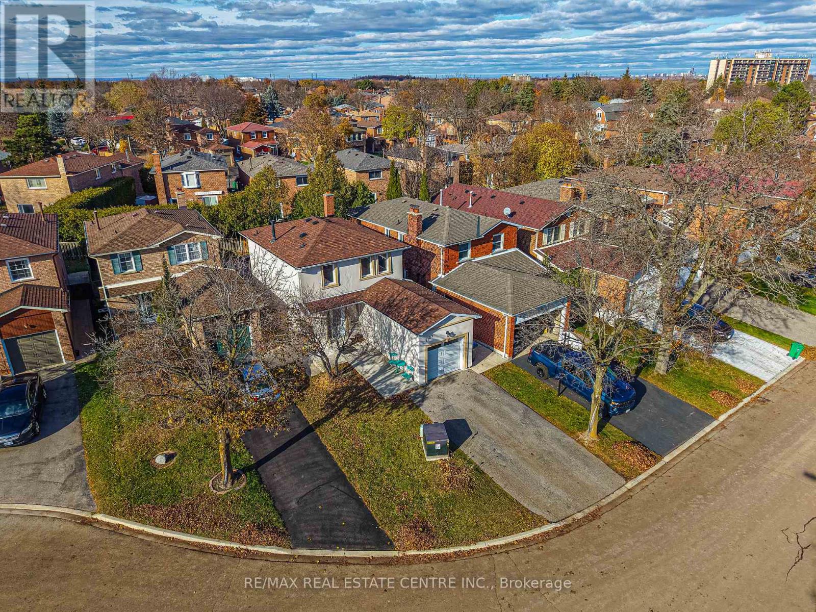 3129 Stevenage Court, Mississauga, Ontario  L5N 4T7 - Photo 3 - W12556944