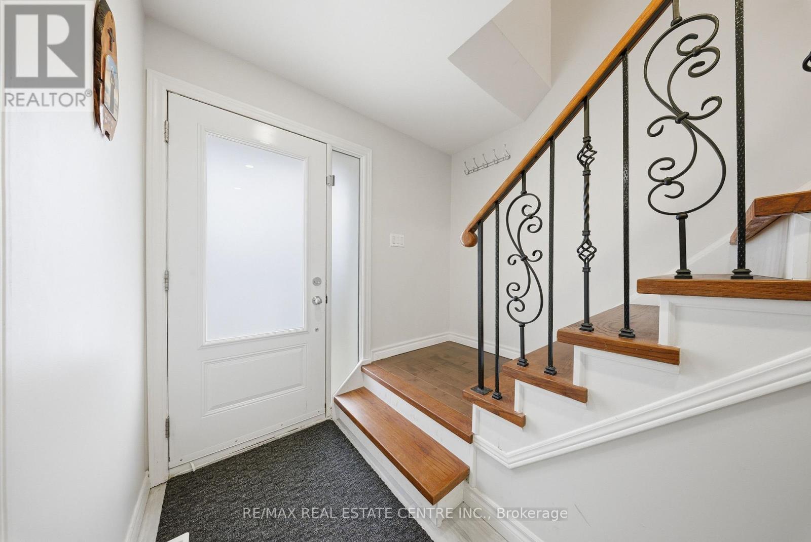 3129 Stevenage Court, Mississauga, Ontario  L5N 4T7 - Photo 9 - W12556944