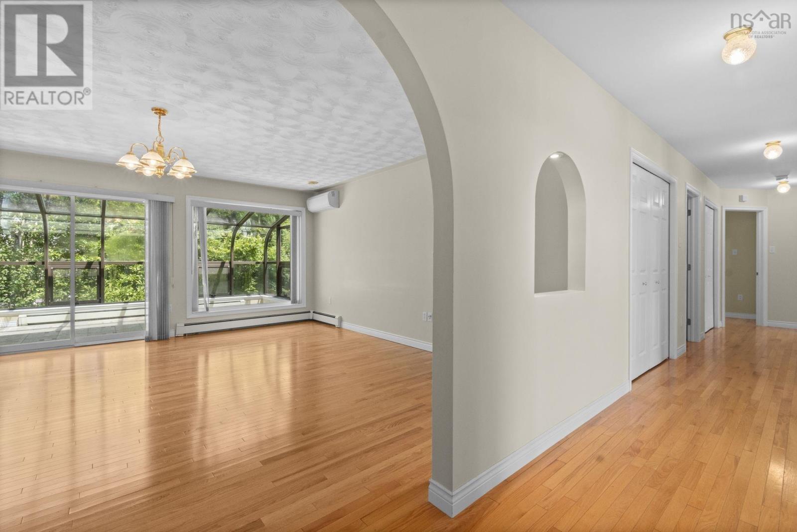 Property at 152 Roxbury Crescent image 4