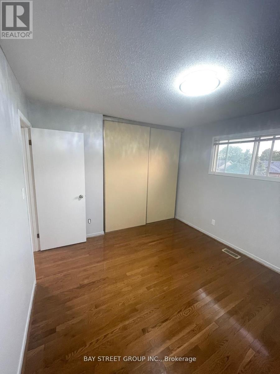 882 Southdown Drive, Oshawa, Ontario  L1H 7Z6 - Photo 8 - E12556992