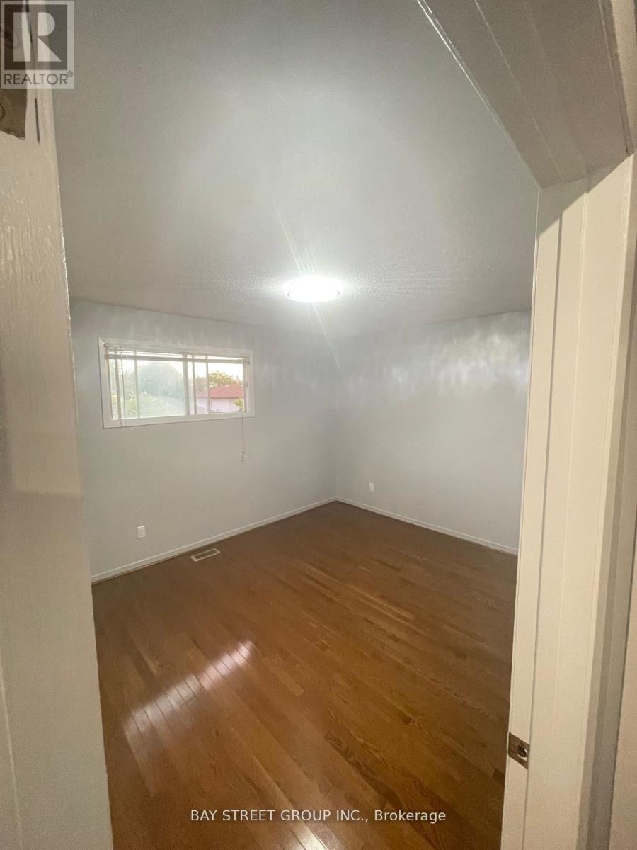 882 Southdown Drive, Oshawa, Ontario  L1H 7Z6 - Photo 9 - E12556992