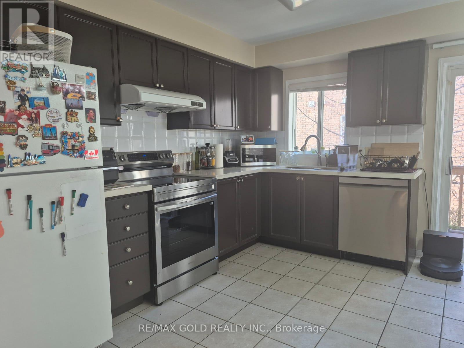 15 - 50 Strathaven Drive, Mississauga, Ontario  L5R 4E7 - Photo 3 - W12556972