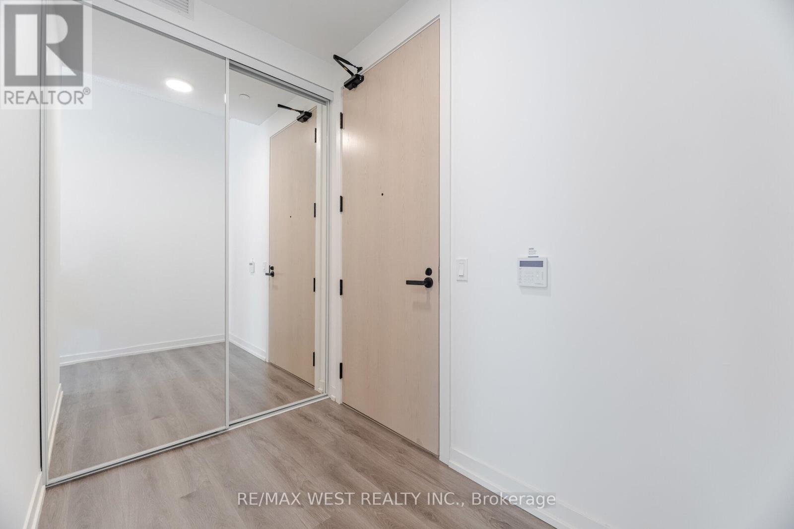 106 - 28 Interchange Way, Vaughan, Ontario  L4K 0P8 - Photo 4 - N12557102