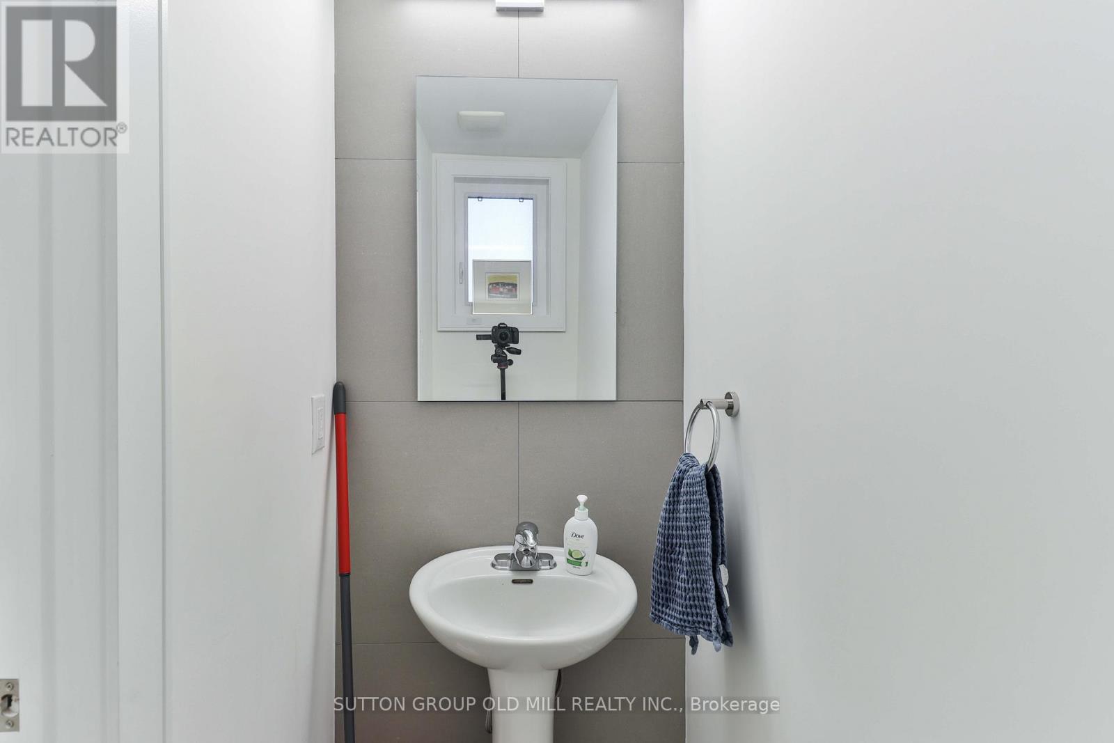 Main Floor - 3293 Dundas Street W, Toronto, Ontario  M6P 2A5 - Photo 25 - W12557092