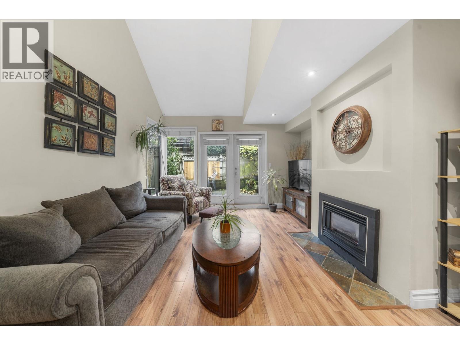 6 230 W 15th Street, North Vancouver, British Columbia  V7M 1S2 - Photo 1 - R3068373