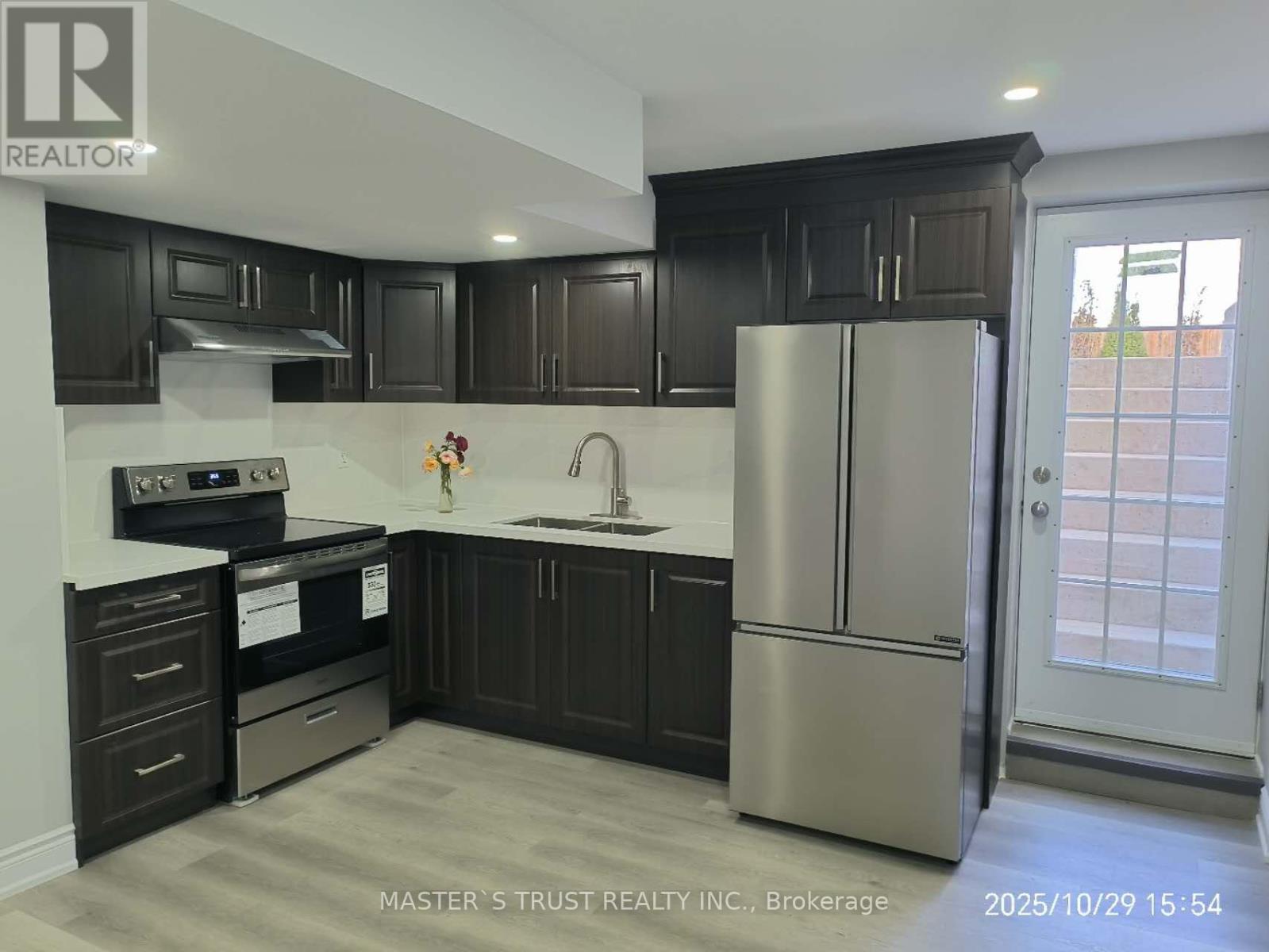 100 Kirvan Drive, Guelph, Ontario  N1G 0G2 - Photo 2 - X12557024