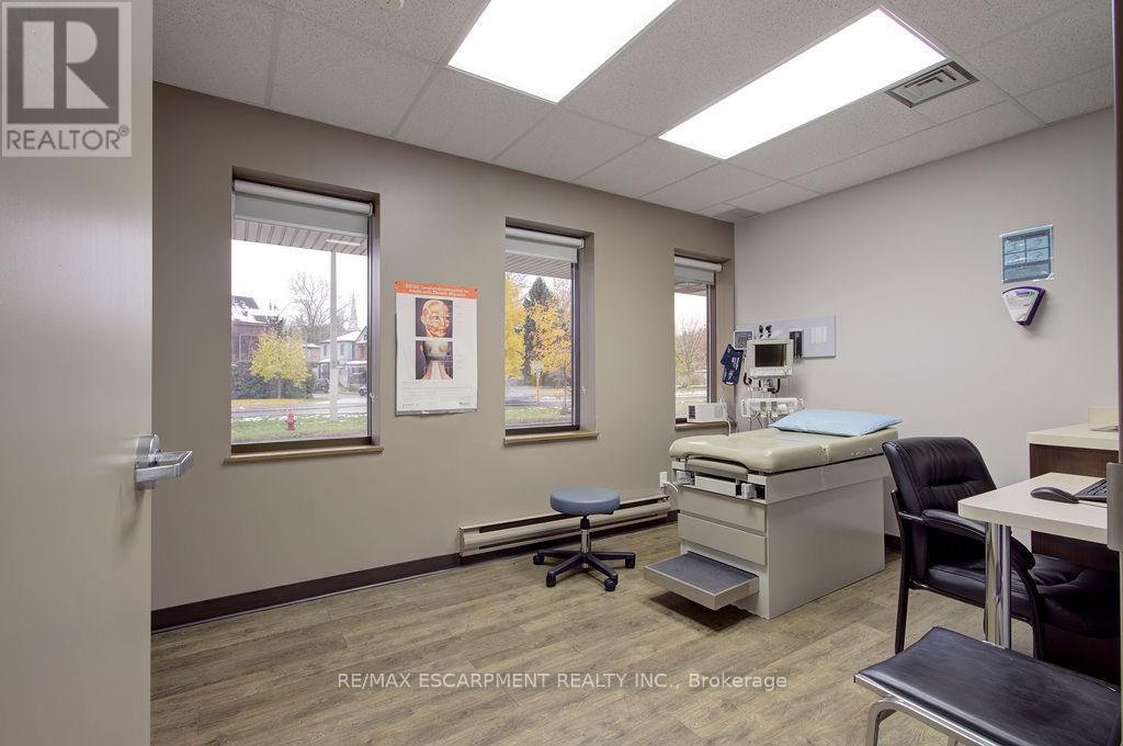 201 - 340 York Boulevard, Hamilton, Ontario  L8R 3L2 - Photo 5 - X12557038