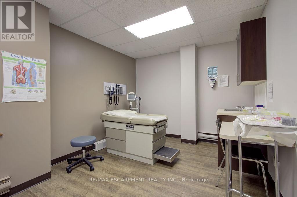 201 - 340 York Boulevard, Hamilton, Ontario  L8R 3L2 - Photo 7 - X12557038