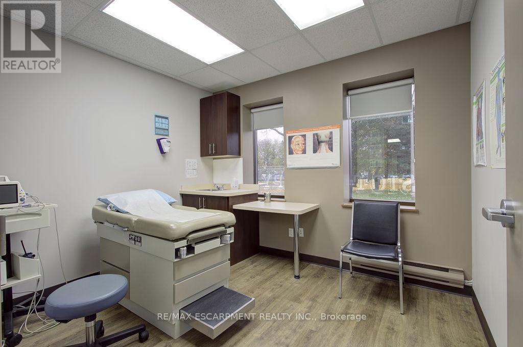 201 - 340 York Boulevard, Hamilton, Ontario  L8R 3L2 - Photo 8 - X12557038