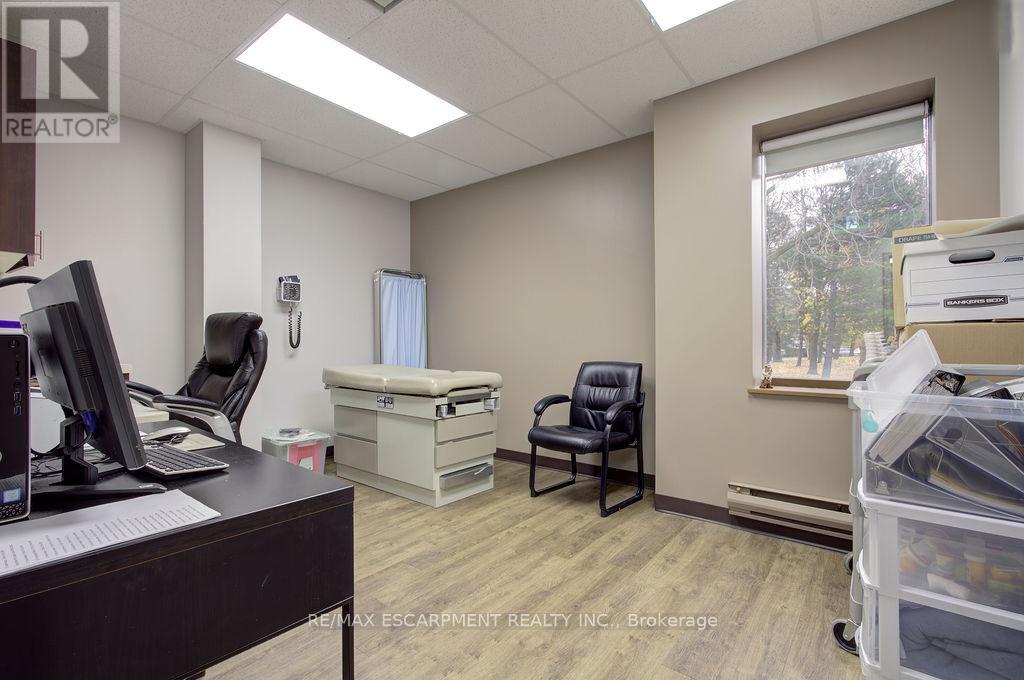 201 - 340 York Boulevard, Hamilton, Ontario  L8R 3L2 - Photo 9 - X12557038