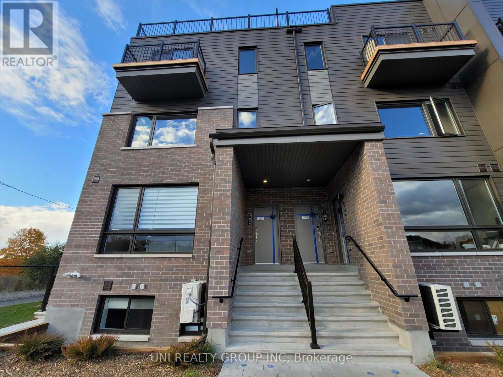 702 Mishi Private, Ottawa, Ontario K1K 5C5 - Photo 2 - X12557132