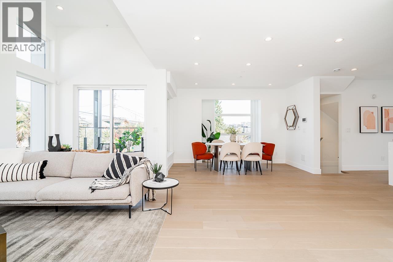 2 434 E 1st Street, North Vancouver, British Columbia  V7L 1B7 - Photo 2 - R3068566