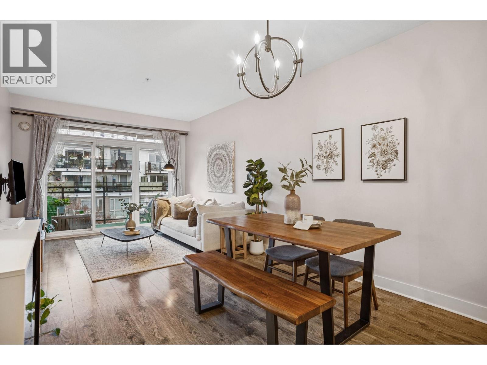 303 733 W 14 STREET, North Vancouver, British Columbia