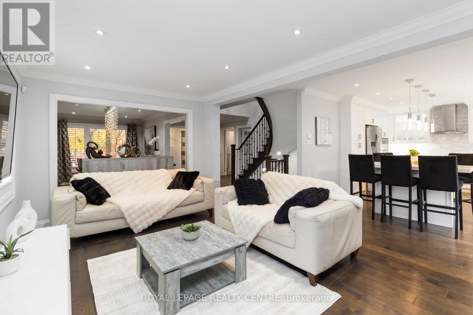 466 Malaga Road, Mississauga, Ontario  L5B 3W2 - Photo 7 - W12510290