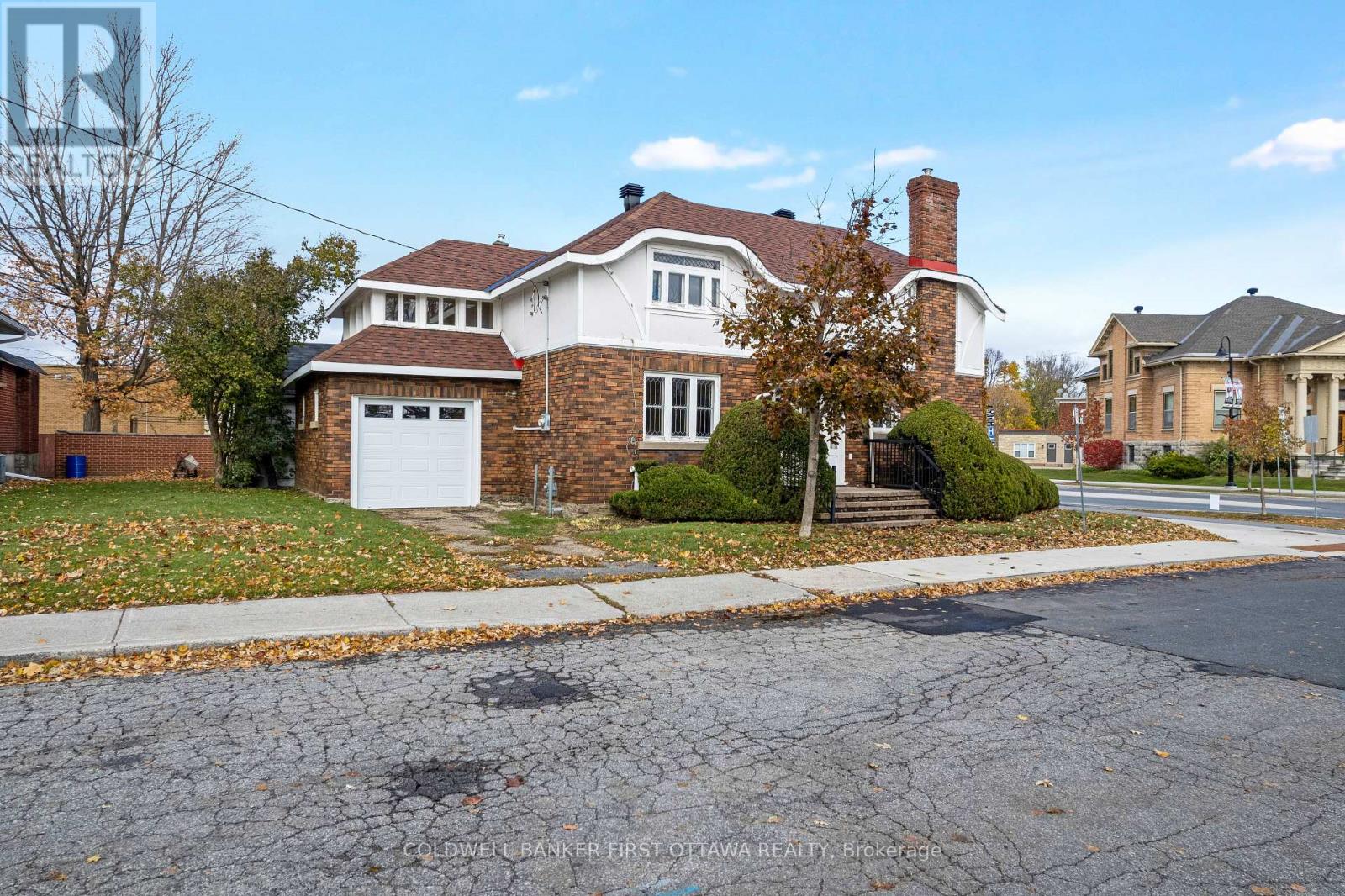 2 Gladstone Avenue, Smiths Falls, Ontario K7A 1R3 - Photo 2 - X12557184