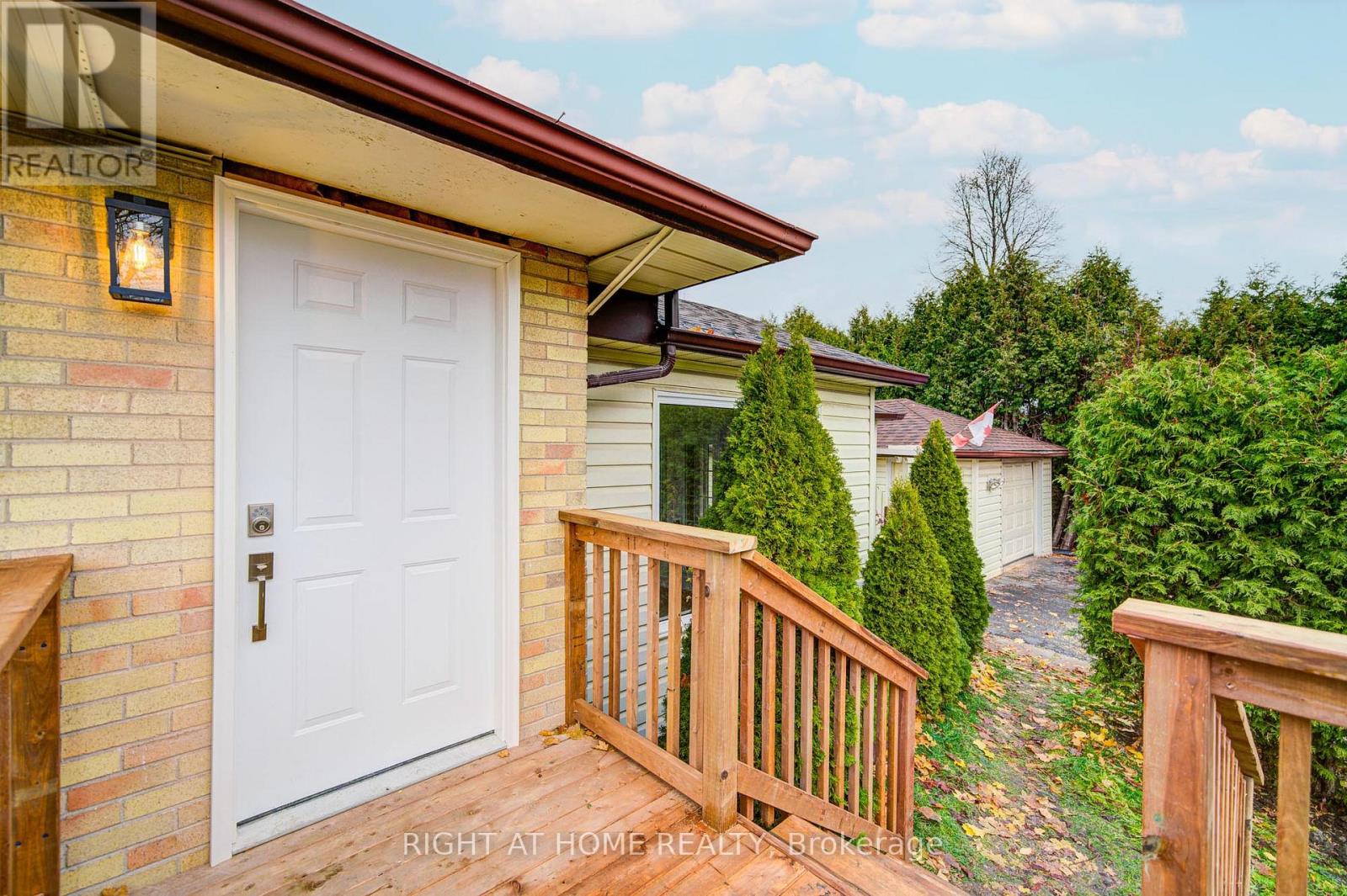 705 Glenforest Street, Oshawa, Ontario  L1J 5E9 - Photo 2 - E12557144