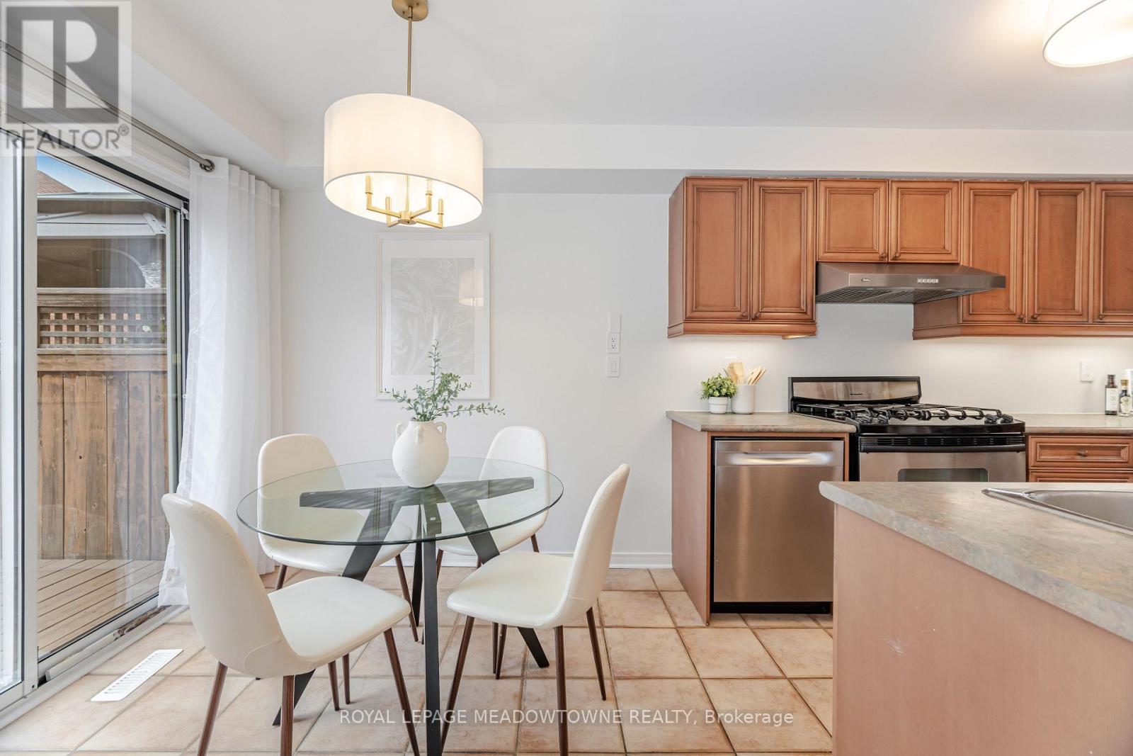 1137 Meadowgrove Court, Mississauga, Ontario L5W 1J1 - Photo 16 - W12557220