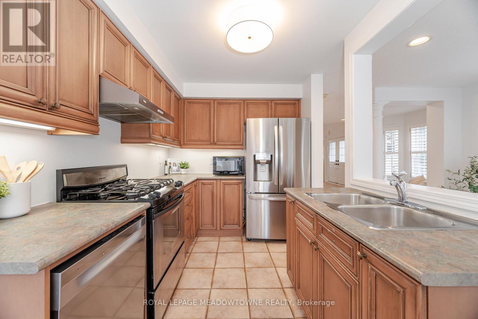 1137 Meadowgrove Court, Mississauga, Ontario L5W 1J1 - Photo 19 - W12557220