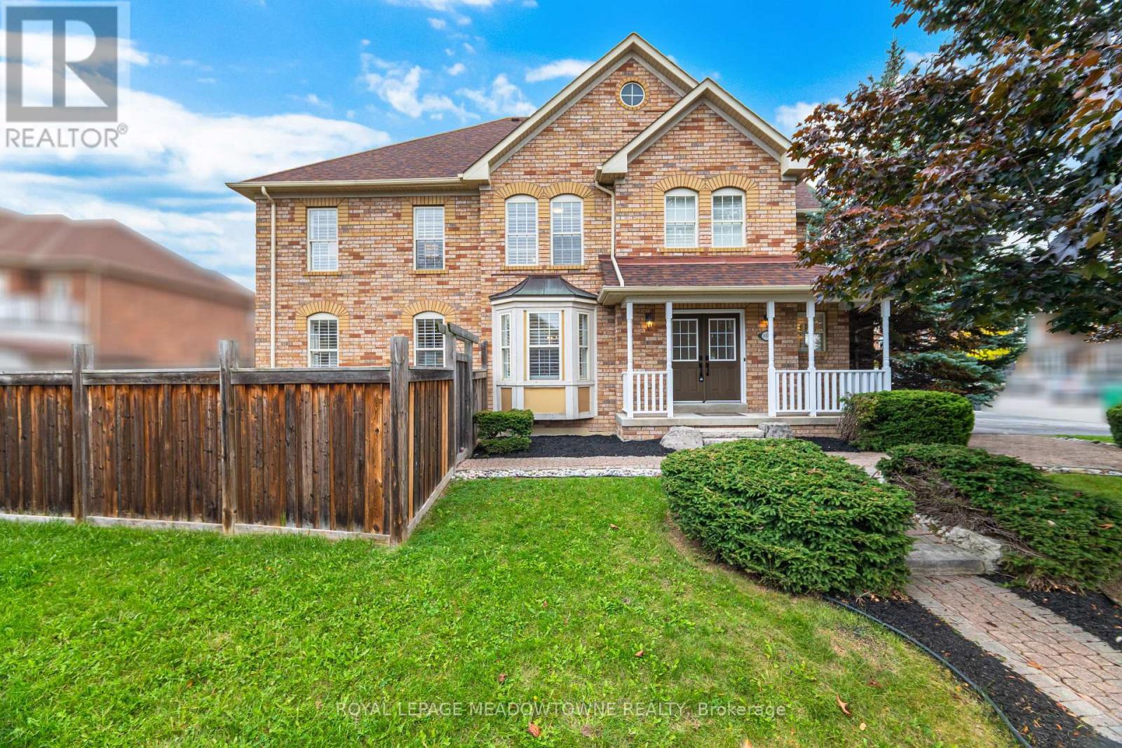 1137 Meadowgrove Court, Mississauga, Ontario L5W 1J1 - Photo 2 - W12557220