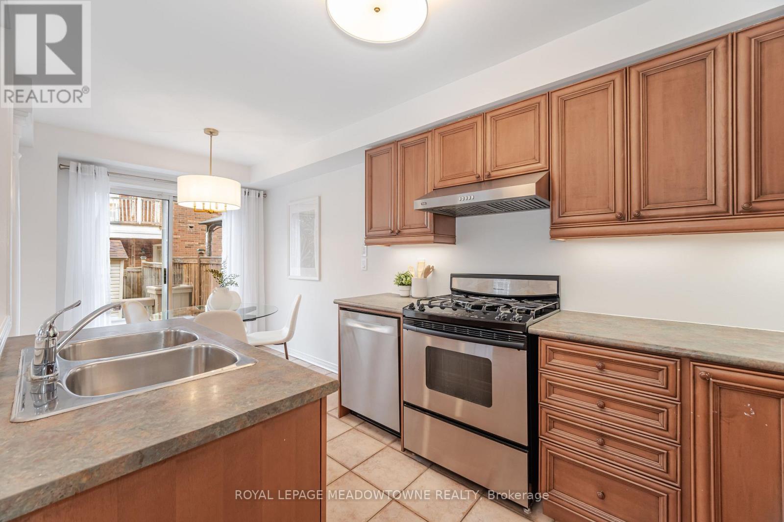 1137 Meadowgrove Court, Mississauga, Ontario L5W 1J1 - Photo 20 - W12557220