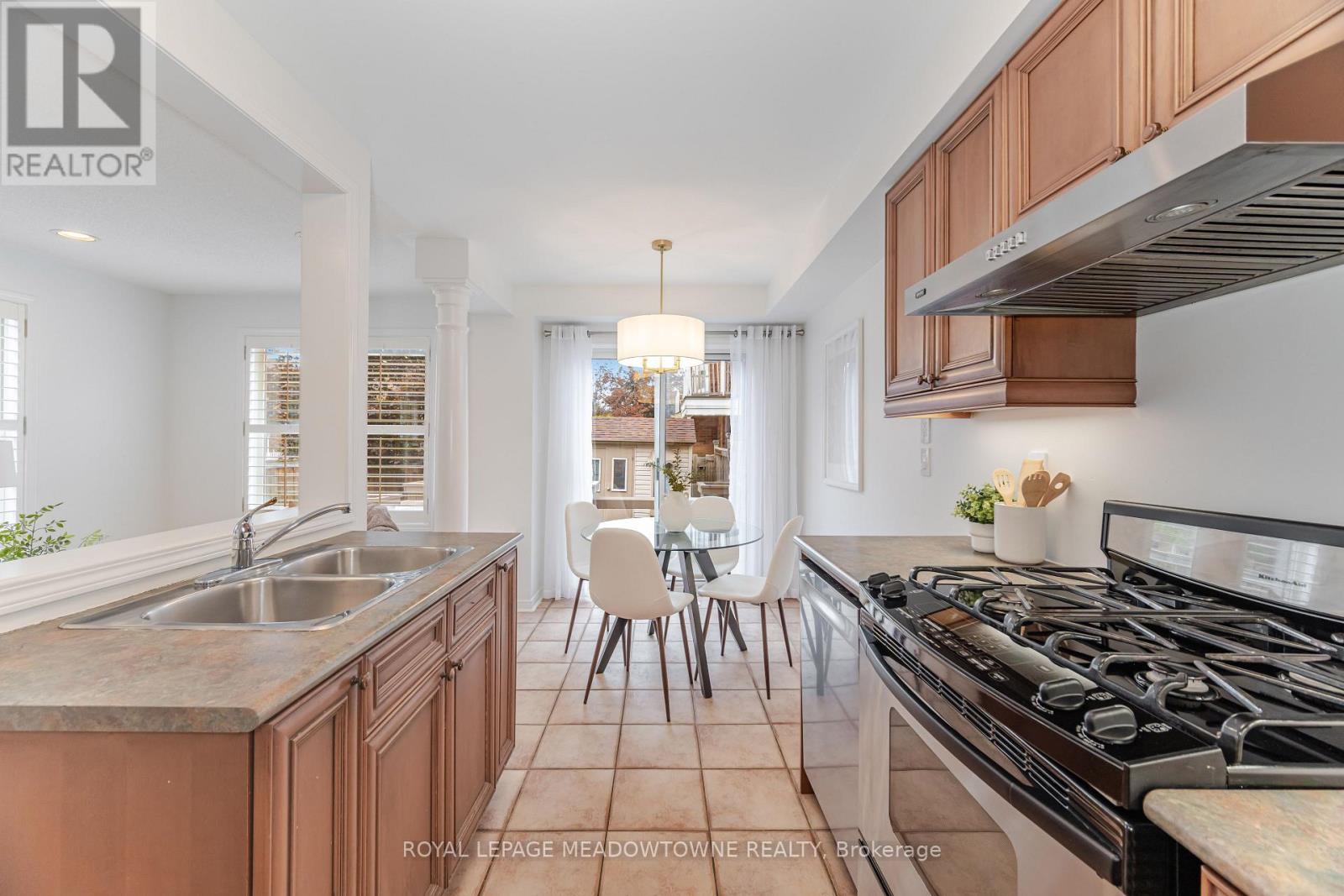 1137 Meadowgrove Court, Mississauga, Ontario L5W 1J1 - Photo 21 - W12557220