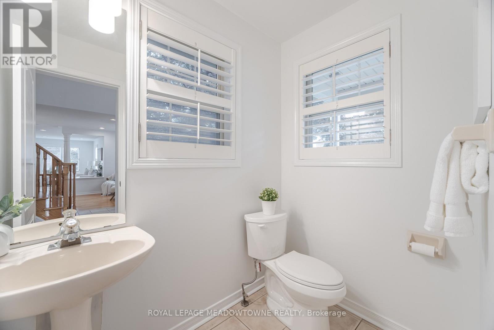 1137 Meadowgrove Court, Mississauga, Ontario L5W 1J1 - Photo 22 - W12557220