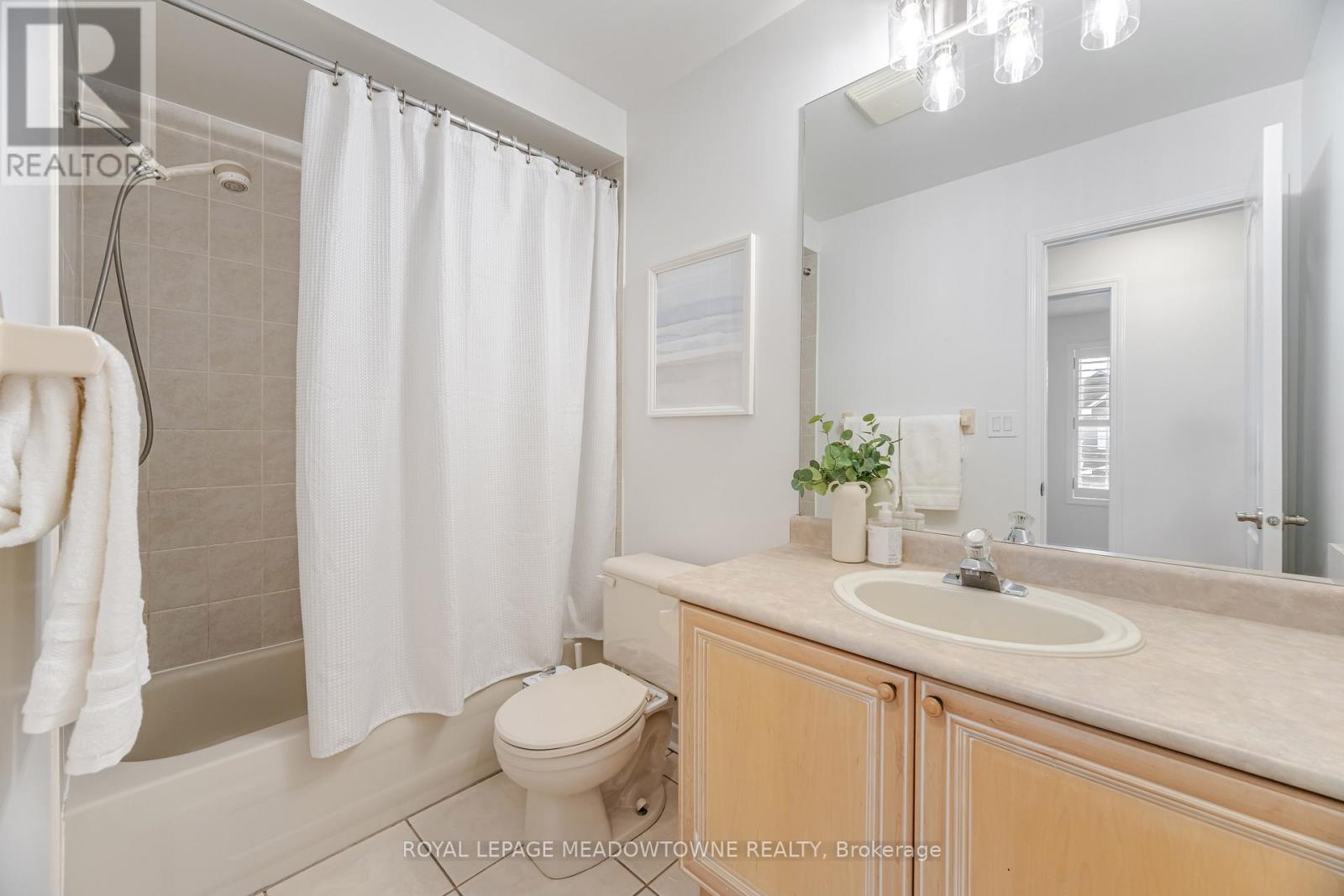 1137 Meadowgrove Court, Mississauga, Ontario L5W 1J1 - Photo 34 - W12557220