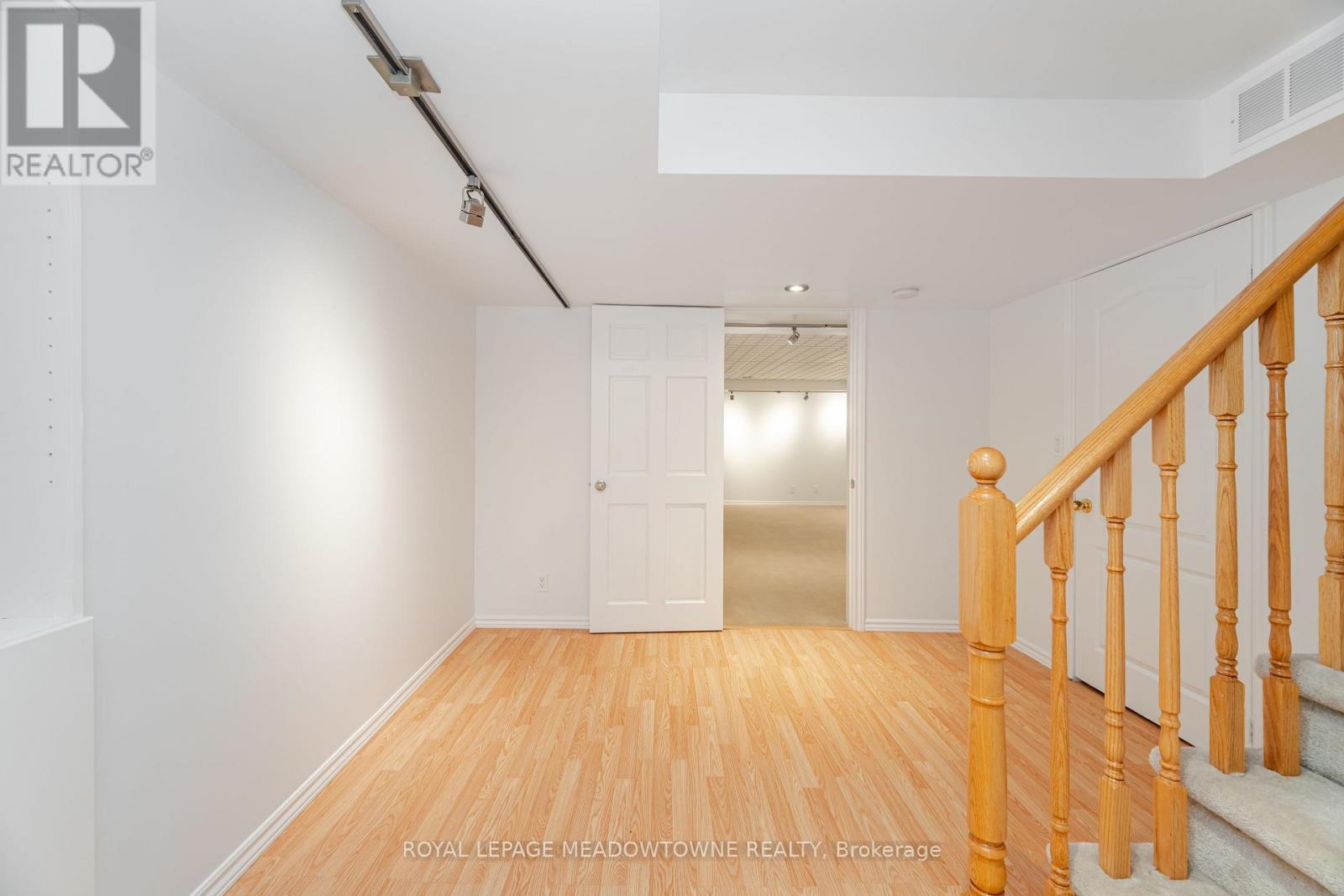 1137 Meadowgrove Court, Mississauga, Ontario L5W 1J1 - Photo 36 - W12557220