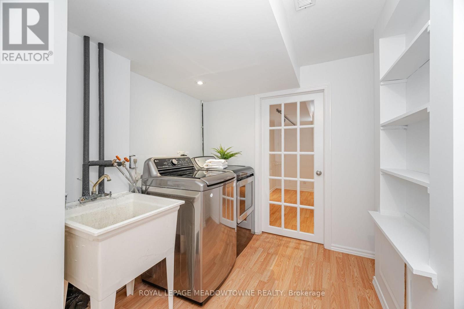 1137 Meadowgrove Court, Mississauga, Ontario L5W 1J1 - Photo 40 - W12557220