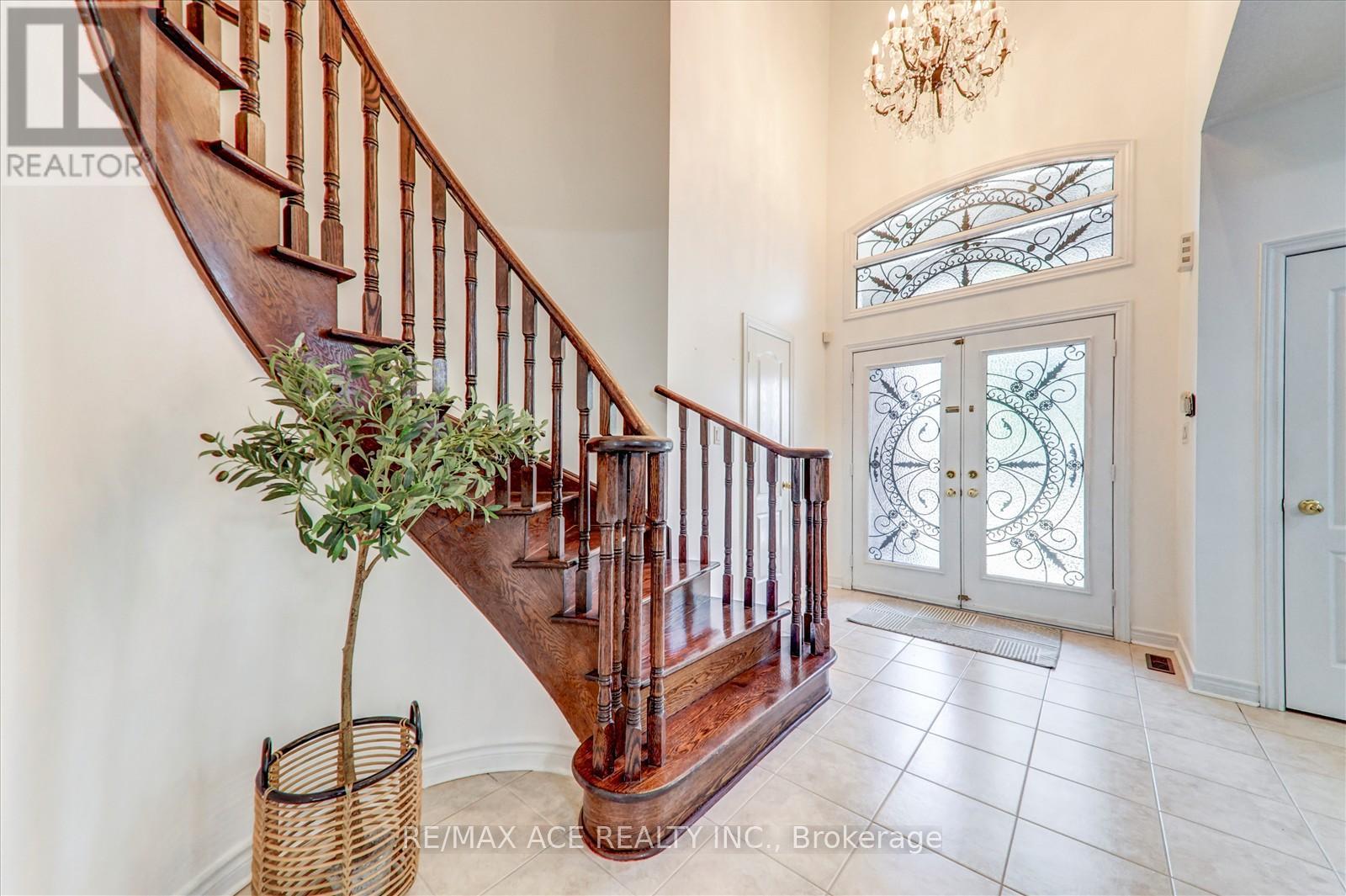 46 Purebrook Crescent, Brampton, Ontario  L6P 2P5 - Photo 5 - W12557224