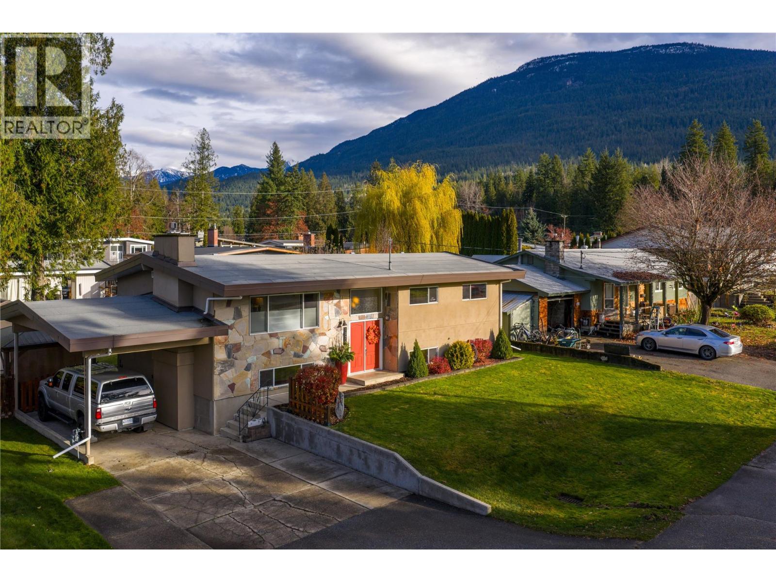 1976 Maddocks Road, Revelstoke, British Columbia
